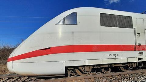 Seitenansicht eines ICE-Zuges, der in München-Langwied mit einem Granitblock kollidiert ist.