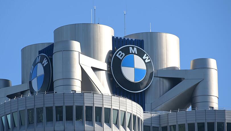 Das BMW-Logo auf dem Firmensitz des Automobilherstellers.