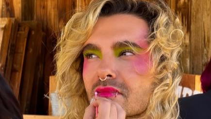 Bill Kaulitz wird für seine Rolle in einem Horrorfilm geschminkt. Bill Kaulitz wird für seine Rolle in einem Horrorfilm geschminkt.