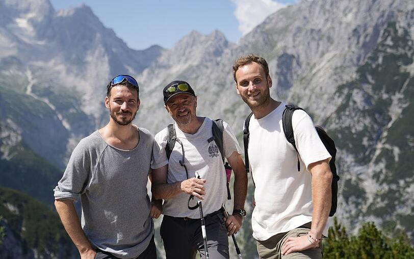 Felix Neureuther und Vater Christian Neureuther (Mitte) sprechen mit Psychologe Leon Windscheid bei einer Bergwanderung bei Garmisch &uuml;ber Vaterschaft.