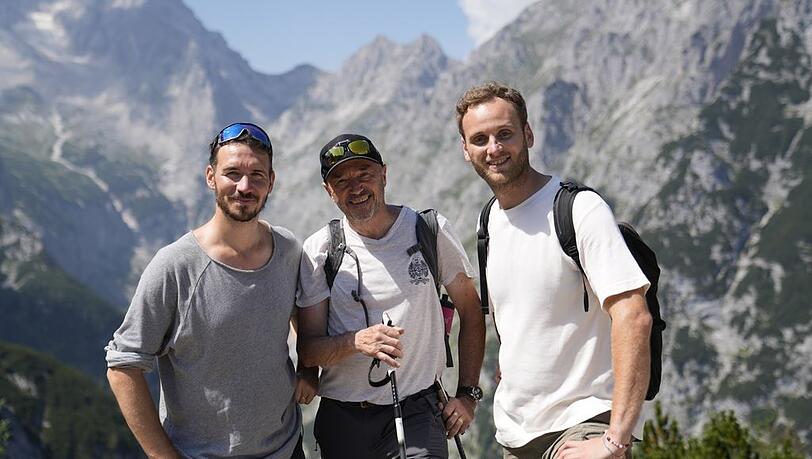 Felix Neureuther und Vater Christian Neureuther (Mitte) sprechen mit Psychologe Leon Windscheid bei einer Bergwanderung bei Garmisch über Vaterschaft. Felix Neureuther und Vater Christian Neureuther (Mitte) sprechen mit Psychologe Leon Windscheid bei einer Bergwanderung bei Garmisch über Vaterschaft.