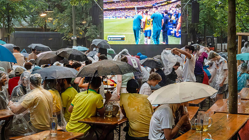 Nach-deutschem-WM-Aus-Erster-Biergarten-zieht-die-Rei-leine-beim-Public-Viewing