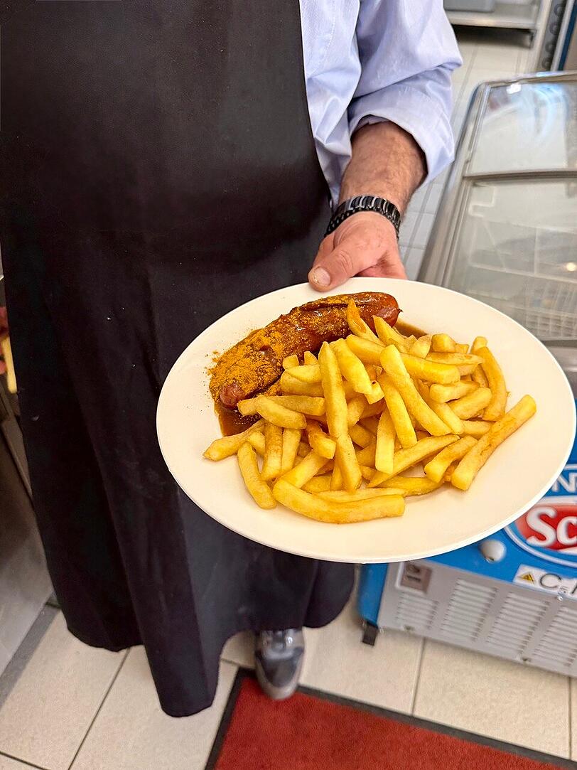 Einer der Kiosk-"Renner": Currywurst mit Pommes. Einer der Kiosk-"Renner": Currywurst mit Pommes.