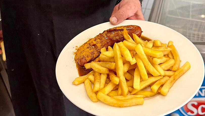 Einer der Kiosk-"Renner": Currywurst mit Pommes. Einer der Kiosk-"Renner": Currywurst mit Pommes.