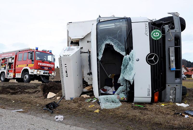 2009: Umgekippt! Der Lastwagen und zwei Autos waren bei Reichertsheim ineinander gerast.