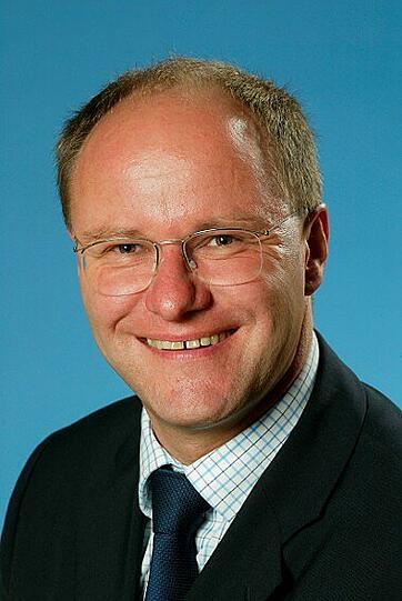 Der Geschäftsführer: Alexander König, Stellvertretender Vorsitzender der CSU-Fraktion und Parlamentarischer Geschäftsführer, Oberfranken: Er hat seine Ehefrau vom 1.Dezember 1998 bis zum 31.Dezember 1999 beschäftigt. Am 1.August 2000 stellte er sie wieder ein. In der Affäre um die Familienbande attackierte er in den vergangenen Wochen immer wieder die SPD, um von den eigenen Parteifreunden abzulenken und warf ihr &bdquo;Scheinheiligkeit&ldquo; vor. Über sich selbst sagt er nichts.