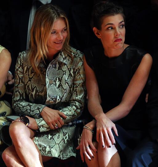Kate Moss und Charlotte Casiraghi (r.) sitzen bei Gucci in der Front Row - und staunen nicht schlecht.