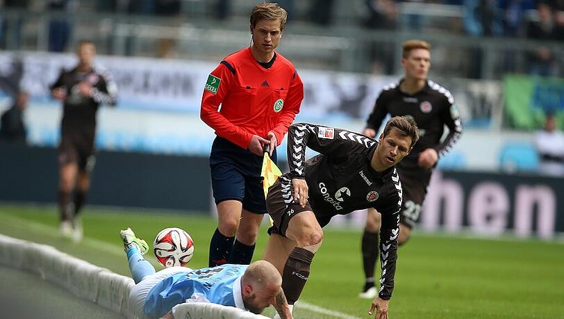 Bauchlandung vermieden: Der TSV 1860 zittert sich zu einem 2:1 über den FC St. Pauli. Bauchlandung vermieden: Der TSV 1860 zittert sich zu einem 2:1 über den FC St. Pauli.