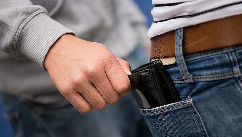 Der 34-Jährige durchsuchte gezielt die Taschen und Jacken der Zimmergenossen. Der 34-Jährige durchsuchte gezielt die Taschen und Jacken der Zimmergenossen.