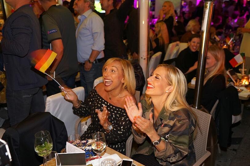 Hunderte feierten den Einzug ins Halbfinale im H'ugo's