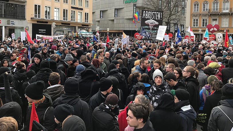 Bilder von der Siko-Gegendemo in München: Vom Stachus ging es über den Odeonsplatz zum Marienplatz. Laut Polizei haben rund 1.500 Personen teilgenommen.