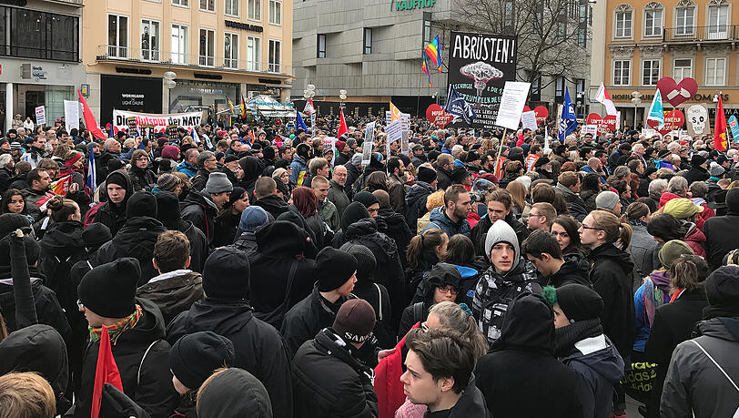 Bilder von der Siko-Gegendemo in München: Vom Stachus ging es über den Odeonsplatz zum Marienplatz. Laut Polizei haben rund 1.500 Personen teilgenommen. Bilder von der Siko-Gegendemo in München: Vom Stachus ging es über den Odeonsplatz zum Marienplatz. Laut Polizei haben rund 1.500 Personen teilgenommen.
