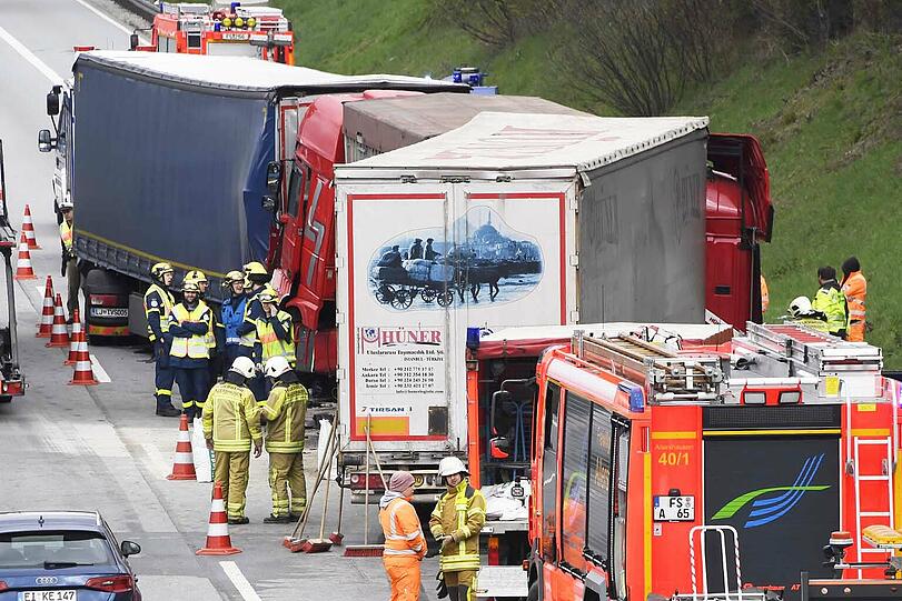 Mega-Stau auf der A9 Richtung Nürnberg - die Bilder vom Bergungseinsatz am Donnerstag.