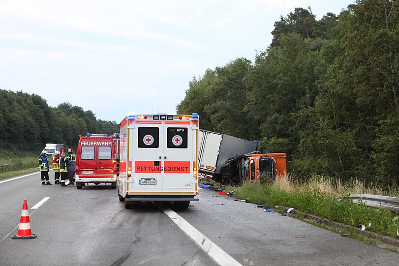 Schwerer Lkw-Unfall auf der A6 bei Ansbach endet tödlich.