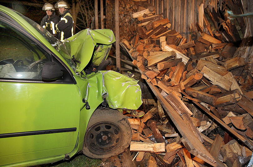 Die Fahranfängering krachte mit ihrem Auto gegen einen Holzstapel und starb. Die Bilder vom Unfallort.