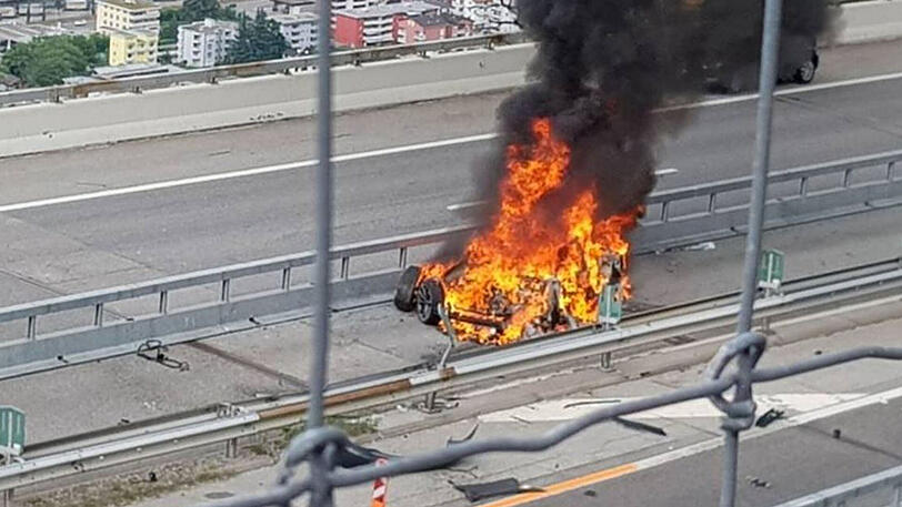 Flammen schlagen aus dem Tesla. Ein Mann aus Baden-Württemberg verbrennt in diesem Wrack.