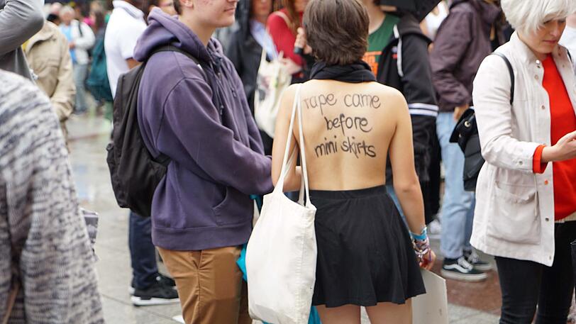 Slutwalk 2018 in München: Frauen und Männer kämpfen gemeinsam gegen Sexismus in der Gesellschaft und fordern sexuelle Selbstbestimmung für alle.