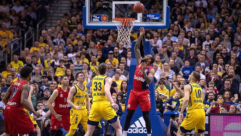 Erzielt 15 Punkte in Berlin: Bayerns Derrick Williams (2.v.r.).