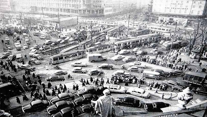 Kaum vorstellbar: So schaut es im Jahr 1955 auf dem Stachus aus. Oben sind Kaufhof und Königshof zu sehen, darunter sehr viele Autos und Trams.