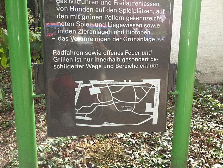 Am Eingang zum Park steht es Weiß auf Schwarz: Radln ist nur auf den ausgeschilderten Wegen erlaubt.