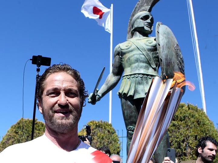 US-Schauspieler Gerard Butler in Sparta mit der olympischen Fackel.