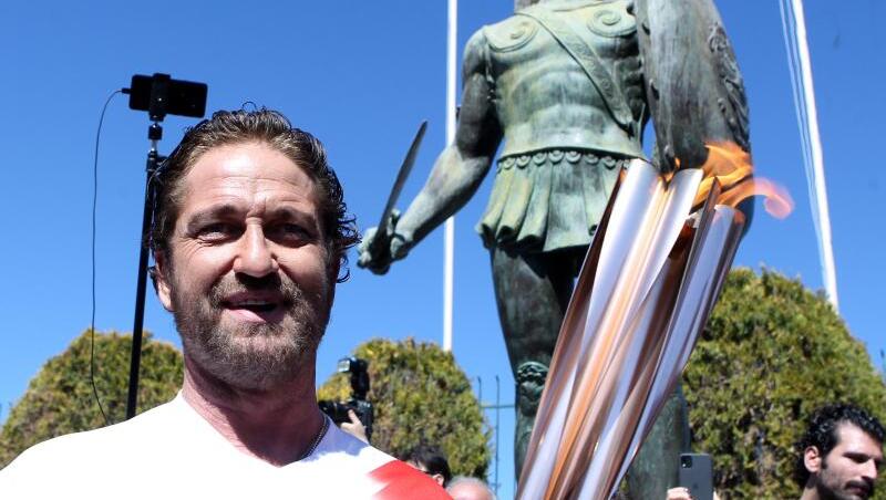 US-Schauspieler Gerard Butler in Sparta mit der olympischen Fackel. US-Schauspieler Gerard Butler in Sparta mit der olympischen Fackel.