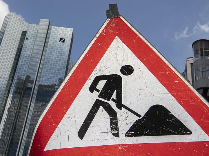 Bis Ende 2022 soll die Zahl der Vollzeitstellen bei der Deutschen Bank von zuletzt gut 91.500 auf etwa 74.000 sinken.