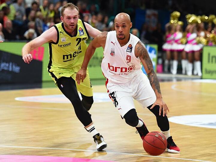 Bambergs Maurice Stuckey (r) und Bayreuths Bryce Alford kämpfen um den Ballbesitz.
