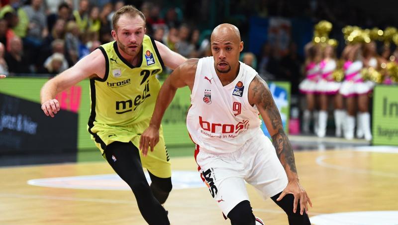 Bambergs Maurice Stuckey (r) und Bayreuths Bryce Alford kämpfen um den Ballbesitz. Bambergs Maurice Stuckey (r) und Bayreuths Bryce Alford kämpfen um den Ballbesitz.