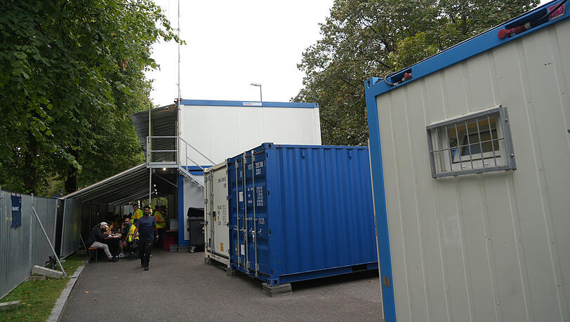 Die "Containerburg" der Sicherheitsfirma. Hier gibt es eine Kantine, einen Materialraum und ein Büro. Die "Containerburg" der Sicherheitsfirma. Hier gibt es eine Kantine, einen Materialraum und ein Büro.