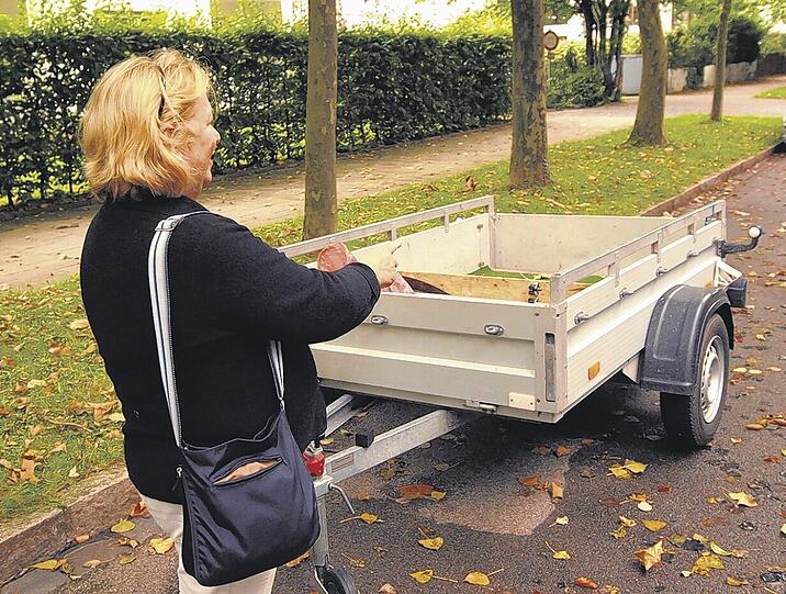 Tatort in der Nachbarschaft: Renate T. vor dem Bauanhänger in der Canalettostraße, aus dem drei Diebe Werkzeug im Wert von 2000 Euro stahlen &ndash; doch dank ihres Mutes kamen die Polen nicht weit.