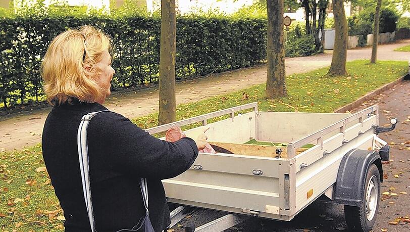 Tatort in der Nachbarschaft: Renate T. vor dem Bauanhänger in der Canalettostraße, aus dem drei Diebe Werkzeug im Wert von 2000 Euro stahlen – doch dank ihres Mutes kamen die Polen nicht weit. Tatort in der Nachbarschaft: Renate T. vor dem Bauanhänger in der Canalettostraße, aus dem drei Diebe Werkzeug im Wert von 2000 Euro stahlen – doch dank ihres Mutes kamen die Polen nicht weit.