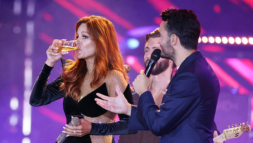 Andrea Berg hat verraten, dass sie vor ihren Live-Auftritten mit ihrer Crew einen Schnaps trinkt.