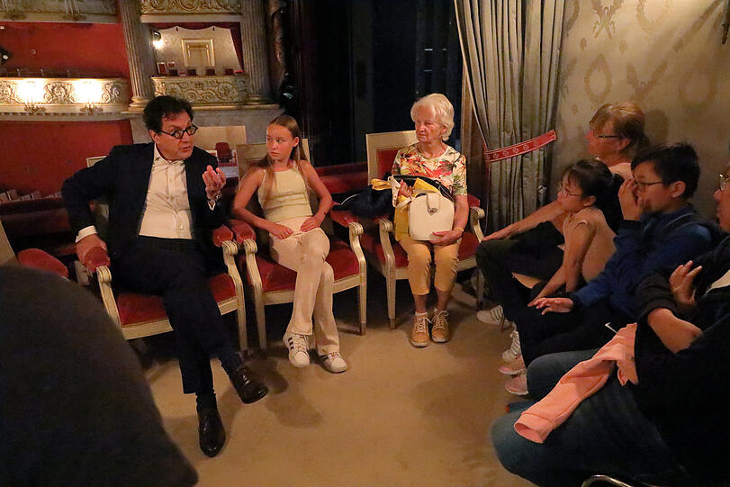 Serge Dorny im Gespräch mit Besuchern in der Proszeniumsloge des Nationaltheaters beim Septemberfest. Serge Dorny im Gespräch mit Besuchern in der Proszeniumsloge des Nationaltheaters beim Septemberfest.