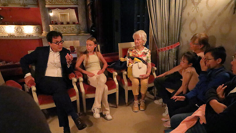 Serge Dorny im Gespr&auml;ch mit Besuchern in der Proszeniumsloge des Nationaltheaters beim Septemberfest.