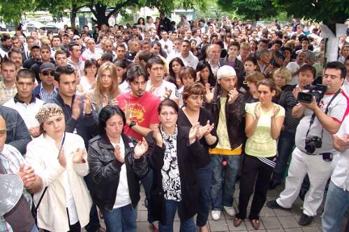 Trauerfeier am Sonntag um Eftal K.: Die Redner ermahnen die jungen Leute, auf Gewalt und Racheakte zu verzichten.