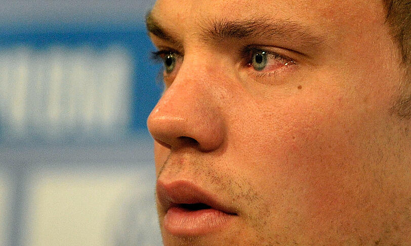 Manuel Neuer mit feuchten Augen bei der Pressekonferenz