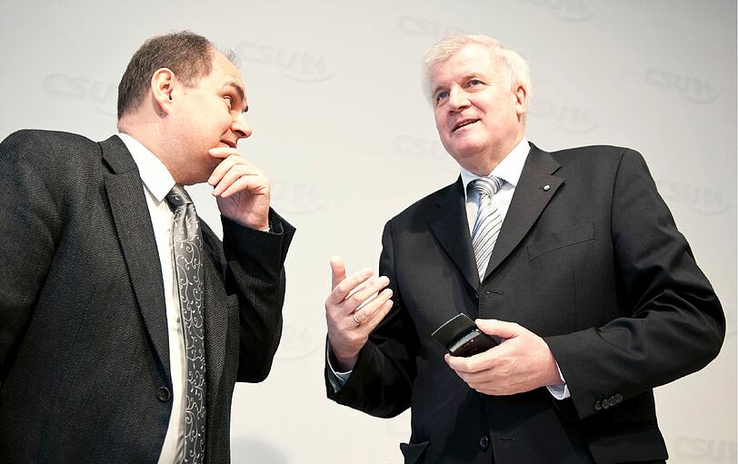 Er lenkt ein und marschiert mit der Kanzlerin: Das erklärte Seehofer gestern seinen Parteifreunden bei einer Sondersitzung.