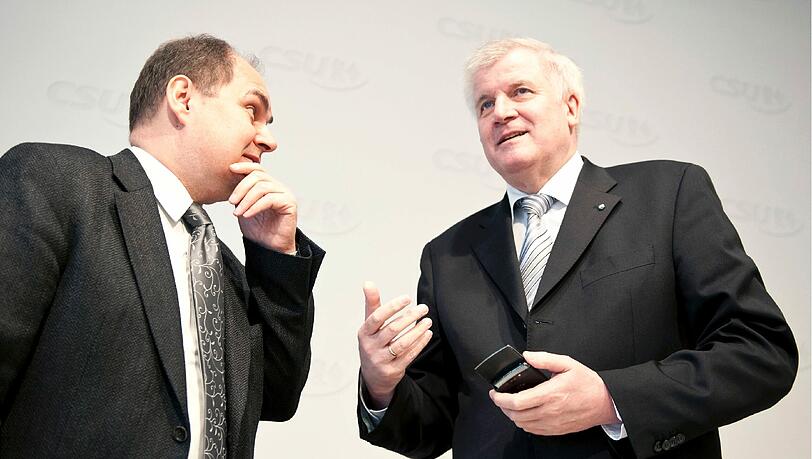 Er lenkt ein und marschiert mit der Kanzlerin: Das erklärte Seehofer gestern seinen Parteifreunden bei einer Sondersitzung. Er lenkt ein und marschiert mit der Kanzlerin: Das erklärte Seehofer gestern seinen Parteifreunden bei einer Sondersitzung.