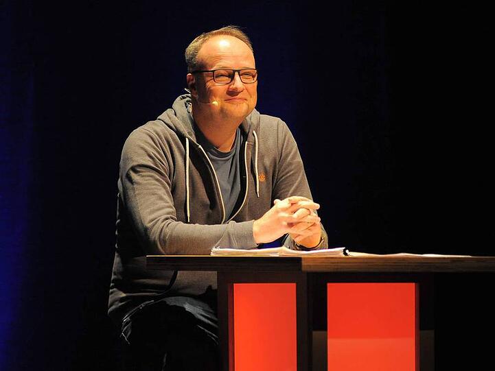 Oliver Welke während einer Lesung in Erfurt
