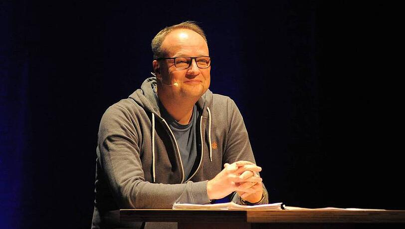 Oliver Welke während einer Lesung in Erfurt Oliver Welke während einer Lesung in Erfurt