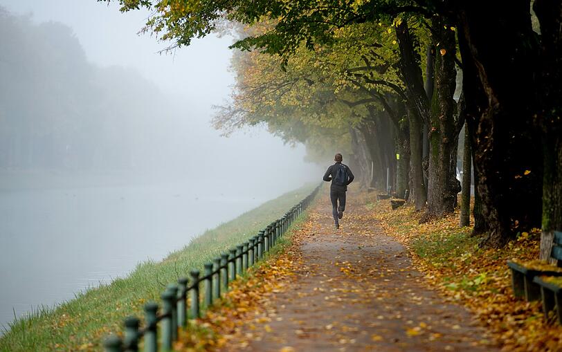 Joggen am Kanal des Schloss Nymphenburg kann man Anfang der Woche wohl auch noch in kurzer Hose.