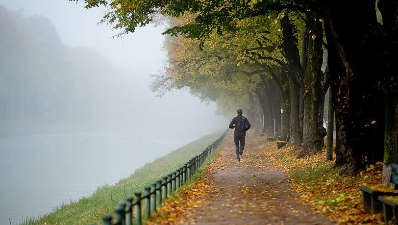 Joggen am Kanal des Schloss Nymphenburg kann man Anfang der Woche wohl auch noch in kurzer Hose. Joggen am Kanal des Schloss Nymphenburg kann man Anfang der Woche wohl auch noch in kurzer Hose.