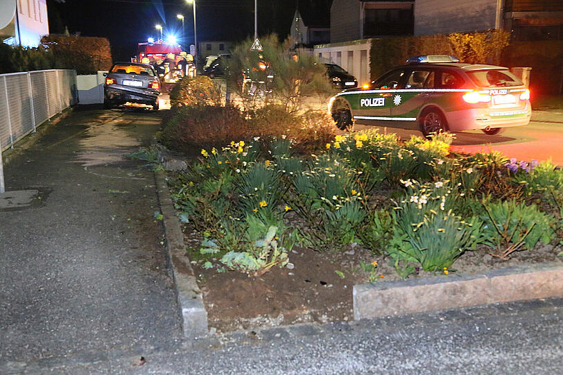 Der Fahrer landete unsanft mit seinem Auto im Gartenzaun.