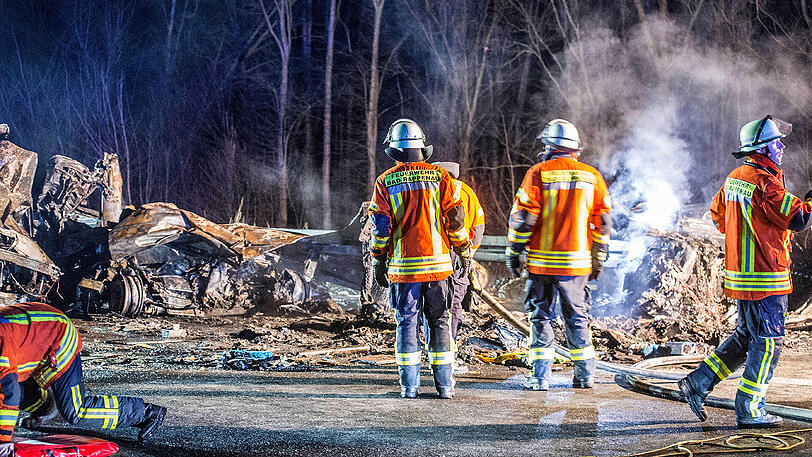 Polizei und Feuerwehr sind am Donnerstag bei Heilbronn auf der A6 an der Unfallstelle im Einsatz.