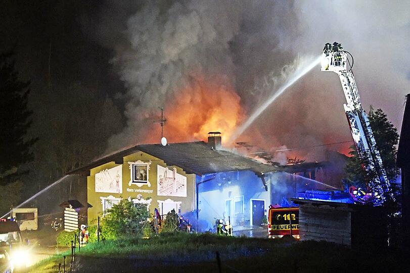 Der Handwerkerhof im Manthal ist in der Nacht auf Sonntag komplett abgebrannt. Die Bilder vom Einsatz.