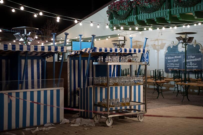 Bei einem Streit auf dem Münchner Oktoberfest ist ein Mann tödlich verletzt worden. Die Fahndung nach dem Täter läuft. Die Polizei sucht Zeugen, die den Streit im Augustiner-Zelt beobachtet haben.