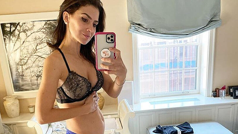 Hilaria Baldwin posiert nur in Unterwäsche vor dem Spiegel