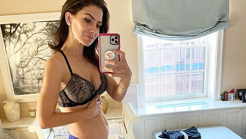 Hilaria Baldwin posiert nur in Unterwäsche vor dem Spiegel Hilaria Baldwin posiert nur in Unterwäsche vor dem Spiegel