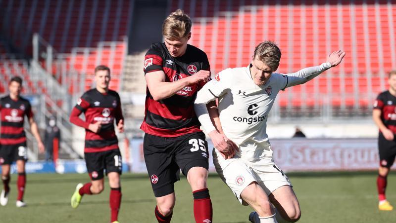 Der Nürnberger Noel Knothe (M.l.) kämpft mit Eric Smith (M.r.) vom FC St. Pauli um den Ball.